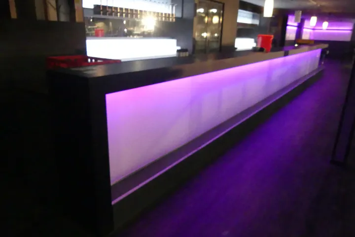 Komplette Bar-Theke, ohne Inhalt Maße: ca. 12m lang